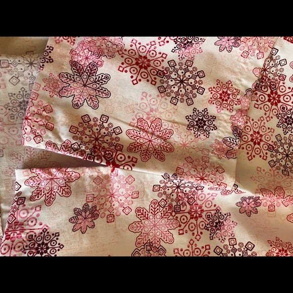 SEASONAL Red & White SNOWFLAKES Women’s UA ButterSoft Size LARGE Scrub Top ❄️ - Picture 5 of 15